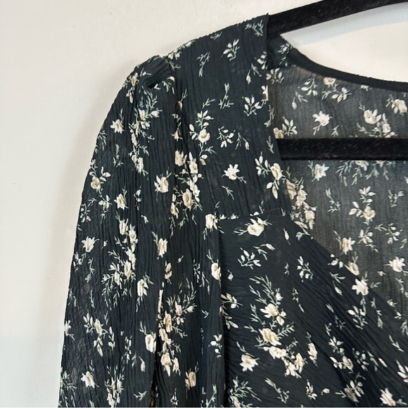 ASTR | Black Floral Print Long Sleeve Twist Front Top Size Medium - Picture 3 of 7